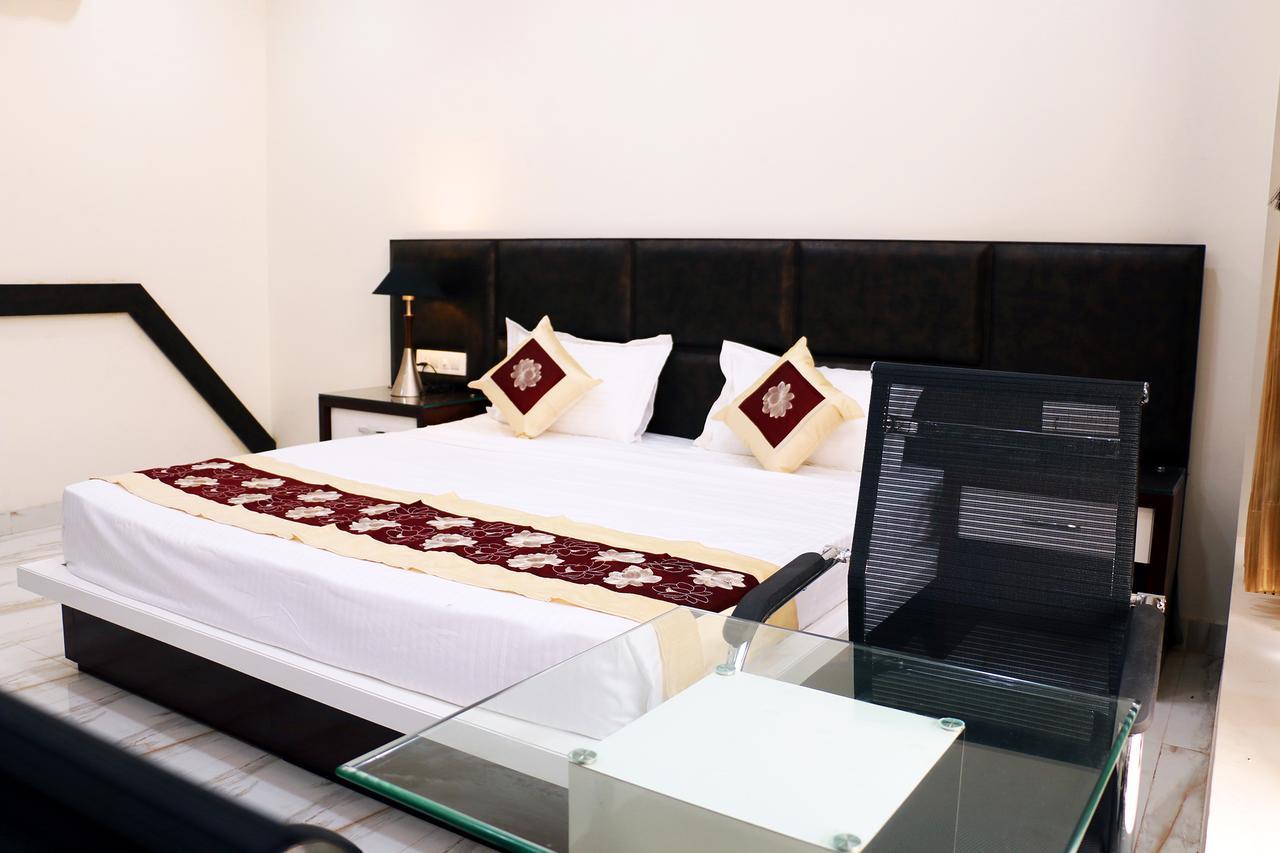 Hotel Neelam Moga Лудхиана Экстерьер фото