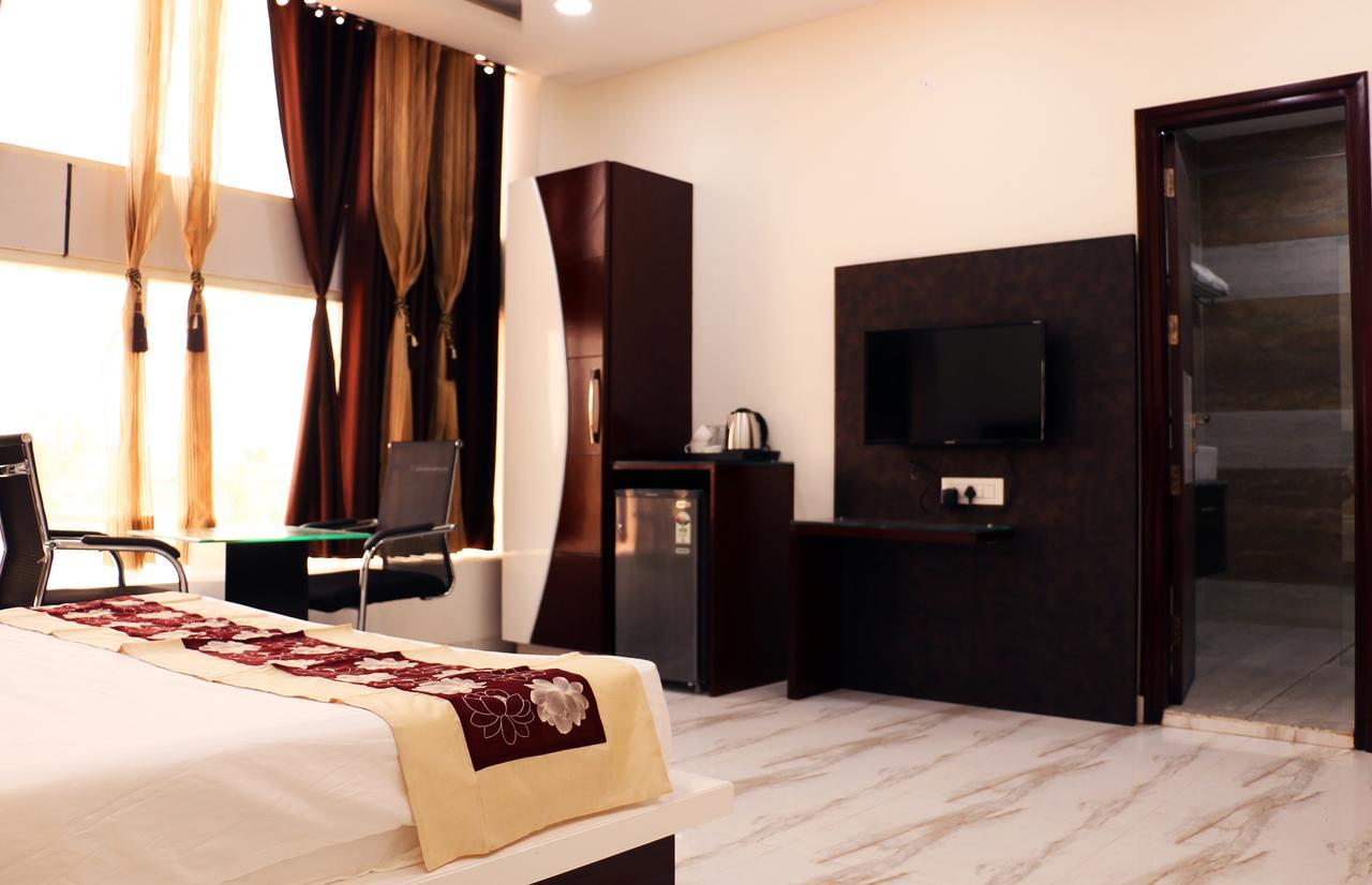 Hotel Neelam Moga Лудхиана Экстерьер фото
